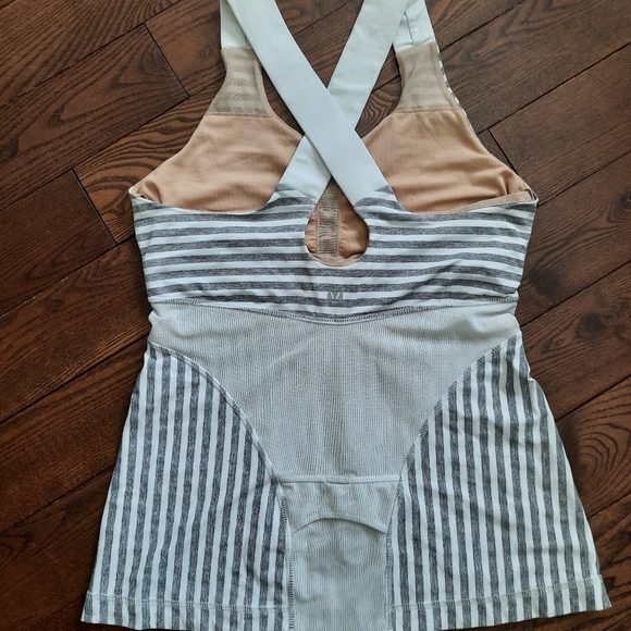 RARE Lululemon tank, Size 6, grey and white stripes - Picture 2 of 10